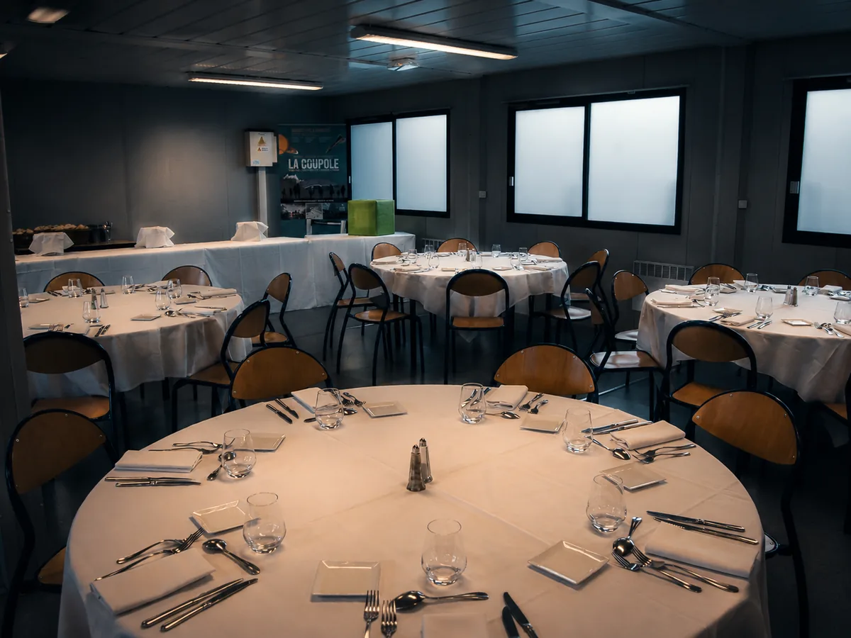 Table dressée pour un événement d'entreprise à La Coupole